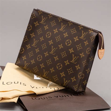 louis vuitton toiletry pouch 19 vs 26|Louis Vuitton monogram toiletry pouch.